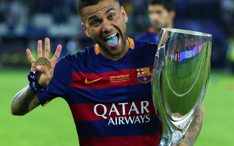 Dani Alves xếp hạng sau Messi trong danh sách cầu thủ giành nhiều danh hiệu nhất