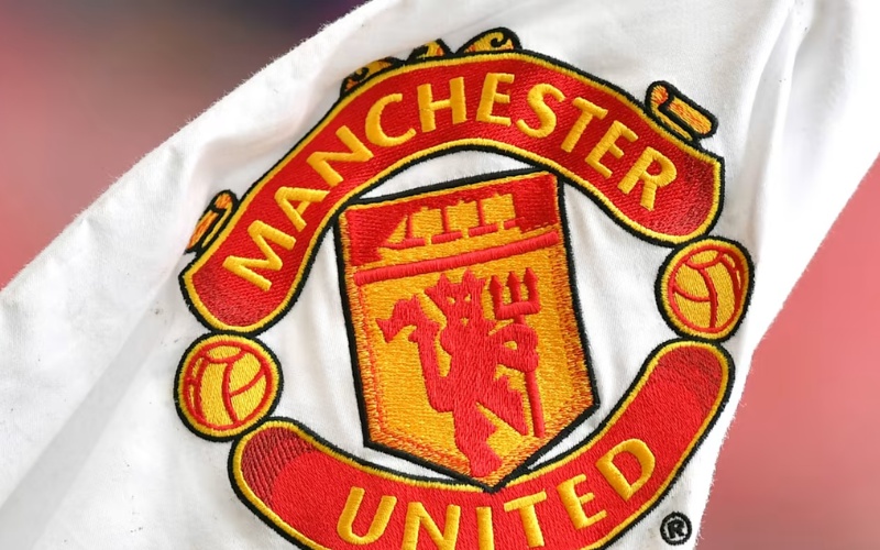 Logo Manchester United nổi tiếng với hình ảnh “Quỷ Đỏ” hung hãn