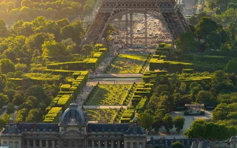 Tháp Eiffel và Champ de Mars