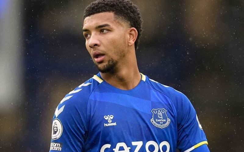 Thương vụ Mason Holgate chuyển đến Lyon chính thức khép lại