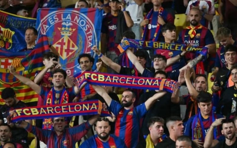 Barcelona bị phạt do cổ động viên có hành vi phân biệt chủng tộc