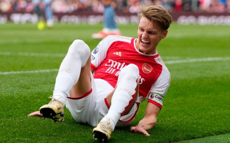 Odegaard dính chấn thương mắt cá chân khiến Arsenal lo lắng