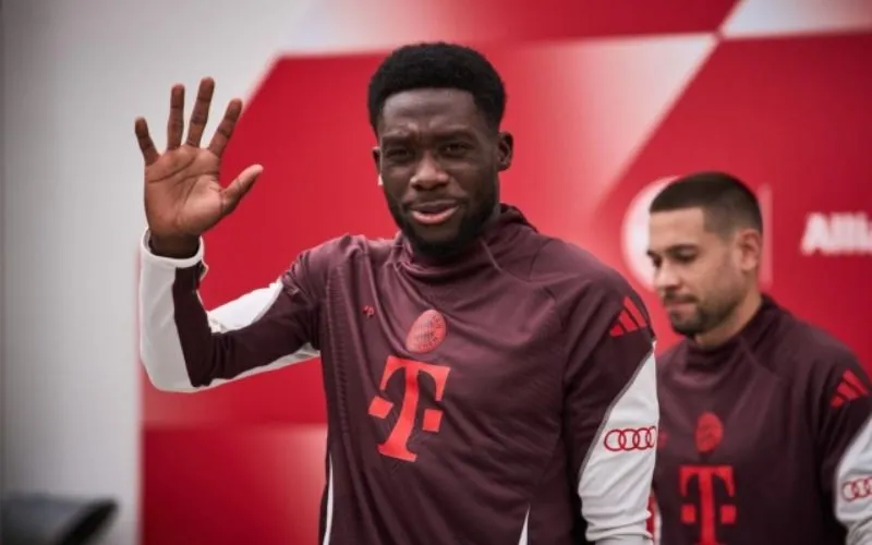 Bayern Munich gặp khó khăn trong việc giữ chân Alphonso Davies