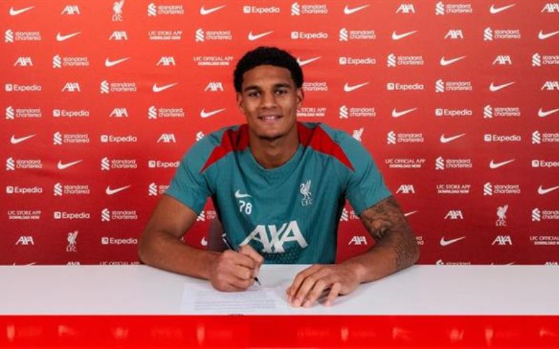 Liverpool gia hạn hợp đồng với Jarell Quansah